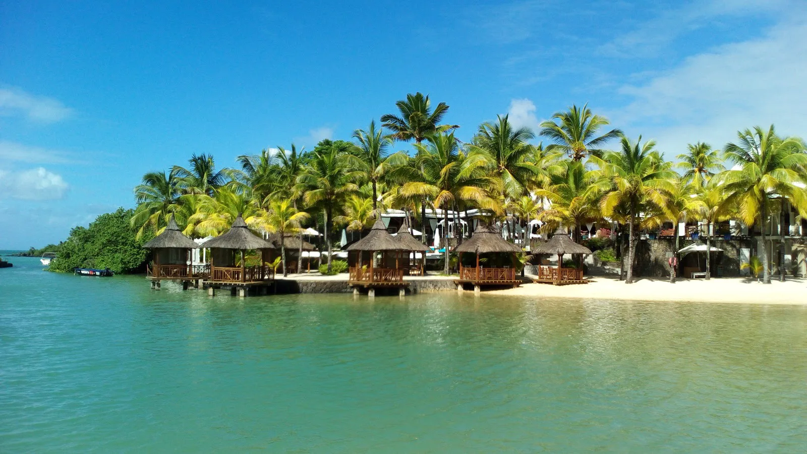 Paradise Cove Boutique Hotel — one of the Small Luxury Hotels auf einer privaten Halbinsel an der Nordküste Mauritius. 75 Zimmer im exotisch-chicen Stil vor traumhafter Naturbucht