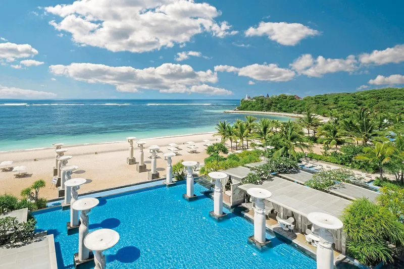 The Mulia & Mulia — 6 Sterne-Ikonenresort an der majestätischen Küste von Nusa Dua. 108 Pool-Villen im Reisterrassen-Design mit Butler-Service, direkt am Strand und unendlich hochwertiger Privatsphäre